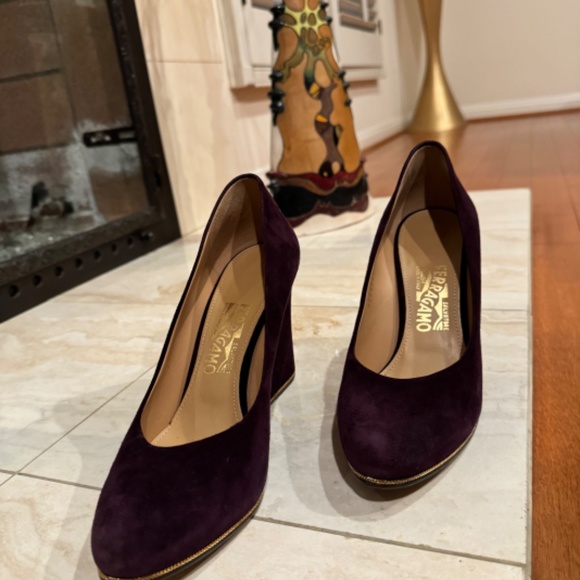 Salvatore Ferragamo Wedge Pumps 9B Plum Purple Suede Gold Chain - Picture 12 of 13